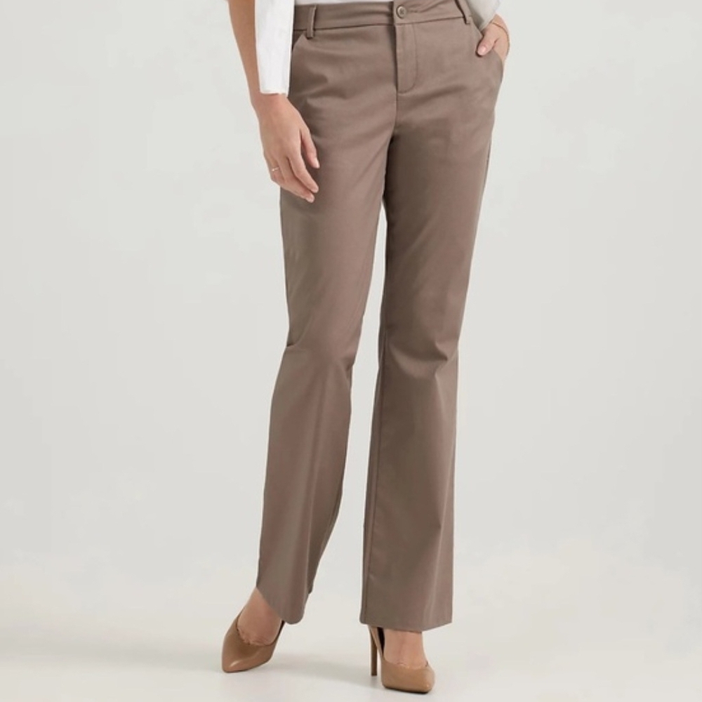 Lee Women's No Wrinkle  Boot-Cut Pants in Taupe / Size : 6m